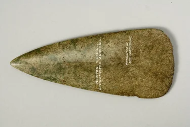 Cabeça do machado, 4500-2500 aC (pedra verde polida) (veja 270531 para o reto)